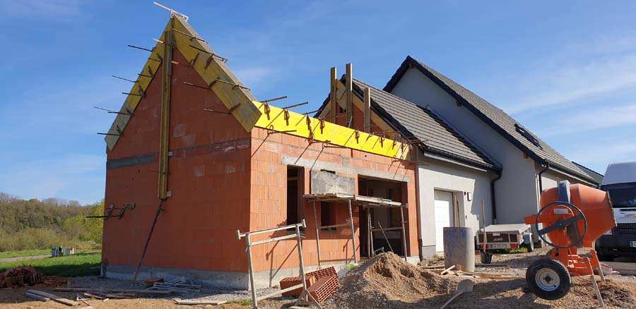 d&eacute;couvrez nos services de construction et r&eacute;novation pour donner vie &agrave; vos projets immobiliers. travaux de qualit&eacute;, conseils personnalis&eacute;s et accompagnement sur-mesure pour r&eacute;nover ou construire votre maison.