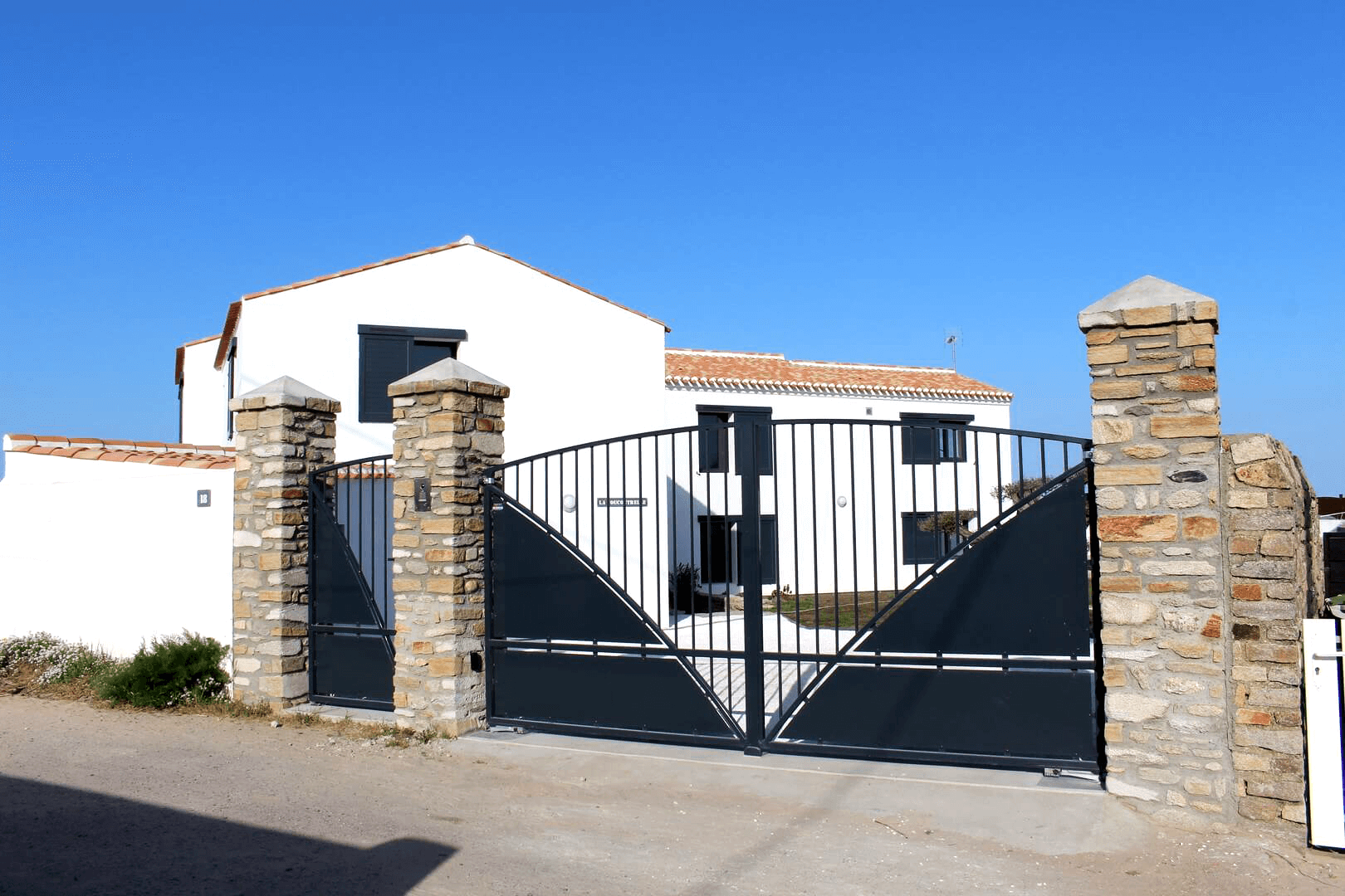 d&eacute;couvrez nos services de construction et r&eacute;novation pour transformer votre maison ou votre espace professionnel. expertise, qualit&eacute; et accompagnement sur-mesure pour tous vos projets immobiliers.