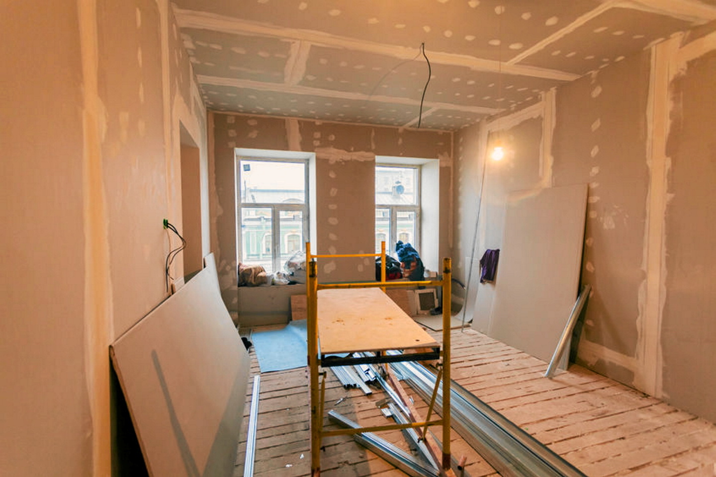 d&eacute;couvrez les &eacute;l&eacute;ments &agrave; prendre en compte pour estimer le co&ucirc;t de r&eacute;novation d'une maison : travaux, mat&eacute;riaux, astuces pour &eacute;conomiser et conseils d'experts.