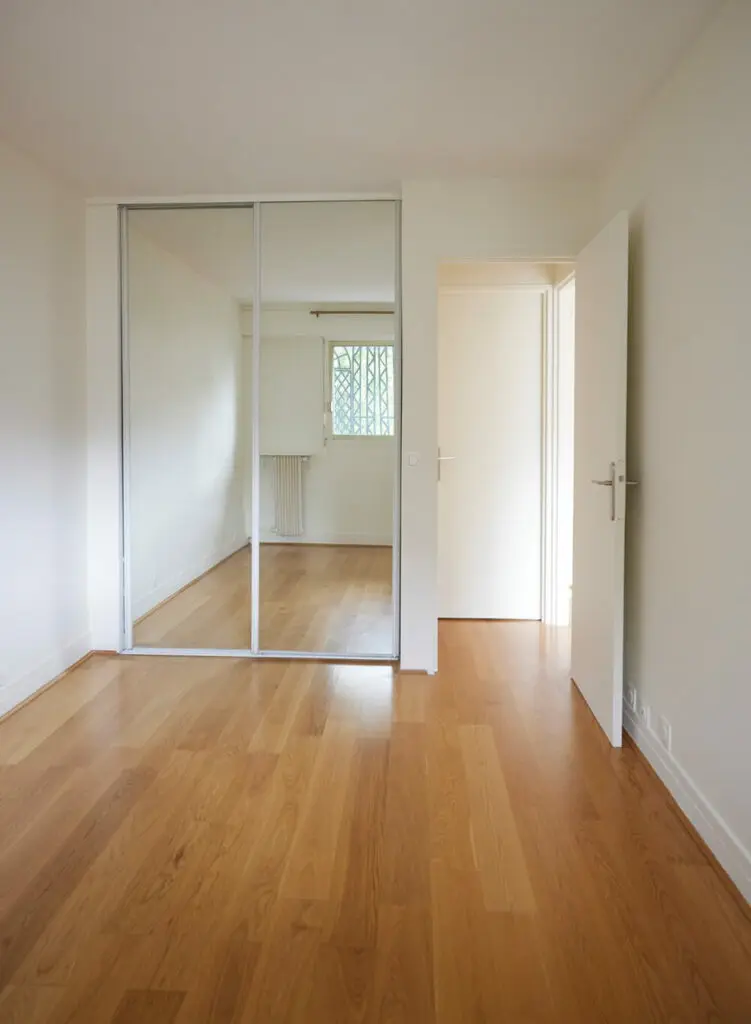 d&eacute;couvrez tout ce qu'il faut savoir sur le prix de la r&eacute;novation d'appartement : fourchettes de tarifs, facteurs de co&ucirc;t et conseils pour optimiser votre budget en 2024.