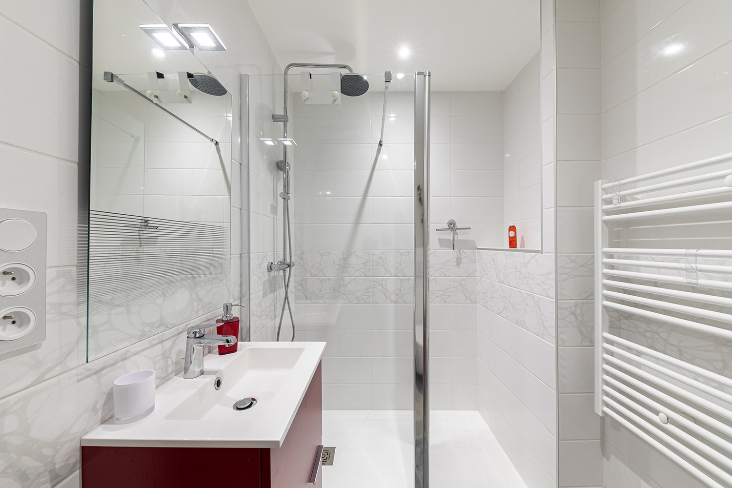 d&eacute;couvrez les facteurs qui influencent le prix de r&eacute;novation d'une salle de bain, les fourchettes de tarifs selon les travaux, et les conseils pour optimiser votre budget en 2024.