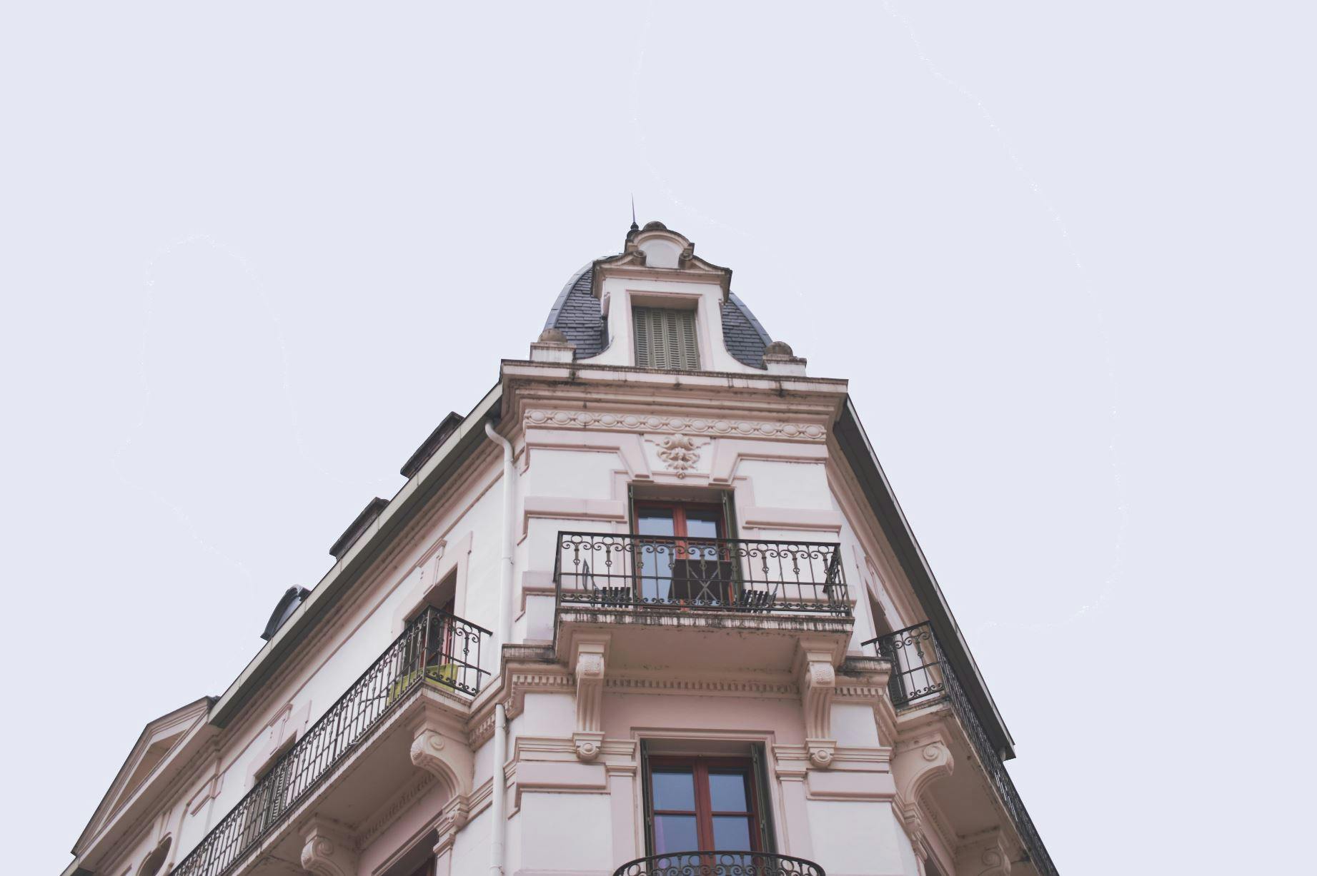 d&eacute;couvrez nos conseils et solutions pour la r&eacute;novation de b&acirc;timent : techniques, aides financi&egrave;res, &eacute;tapes cl&eacute;s et mat&eacute;riaux pour r&eacute;ussir vos projets de r&eacute;novation, qu'il s'agisse d'habitations ou de locaux professionnels.
