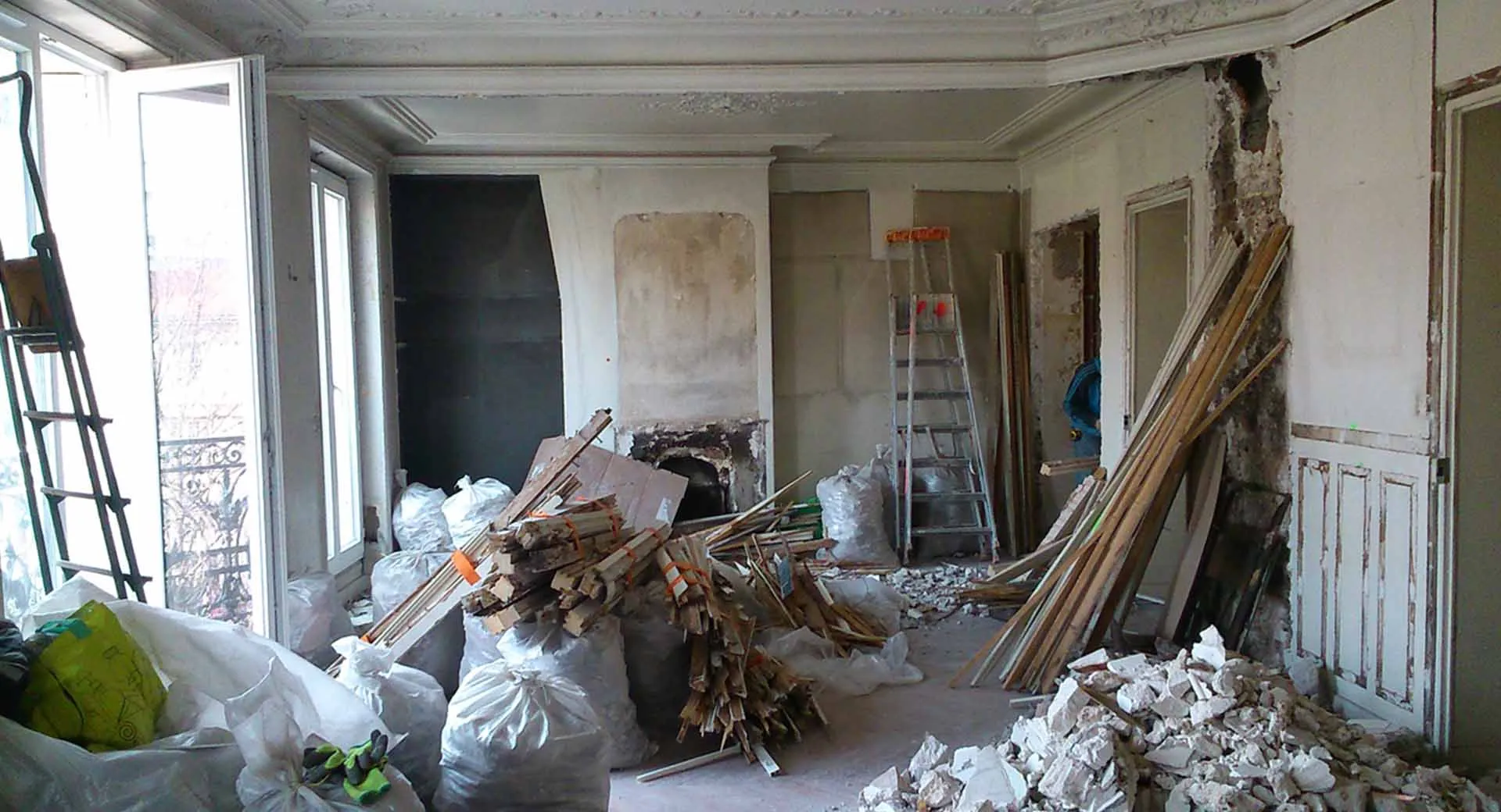 d&eacute;couvrez nos conseils et solutions pour r&eacute;nover un appartement haussmannien : astuces pour pr&eacute;server le charme d'origine, moderniser les espaces et valoriser votre bien d'exception &agrave; paris.