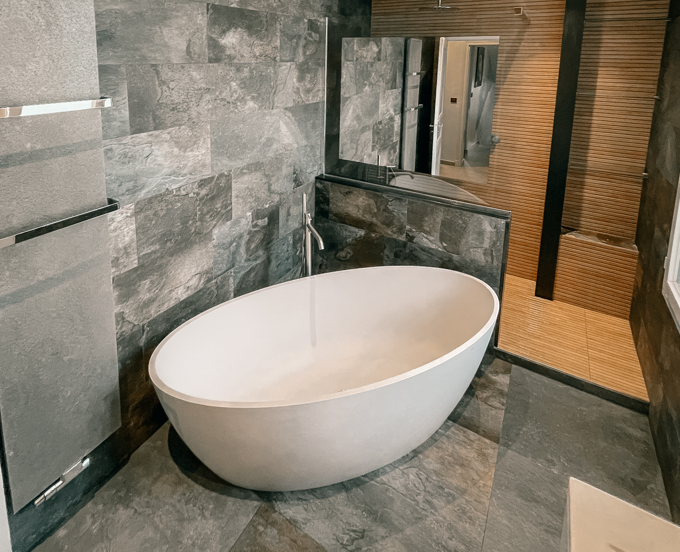 d&eacute;couvrez nos r&eacute;alisations de salles de bain r&eacute;nov&eacute;es &agrave; puteaux : design moderne, mat&eacute;riaux de qualit&eacute;, conseils sur-mesure et travaux cl&eacute;s en main pour transformer votre espace.